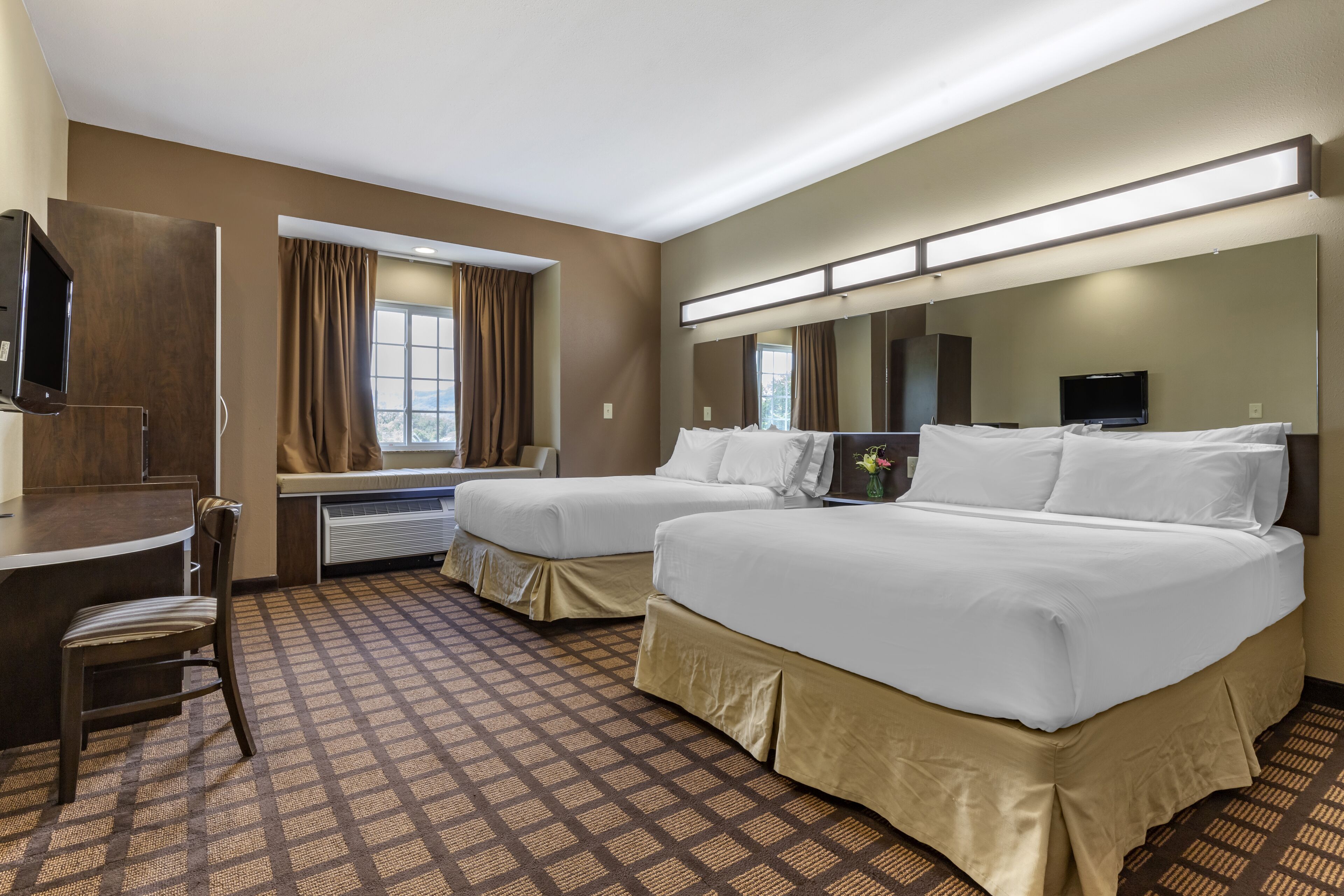 Caja de seguridad en la habitación y escritorio 