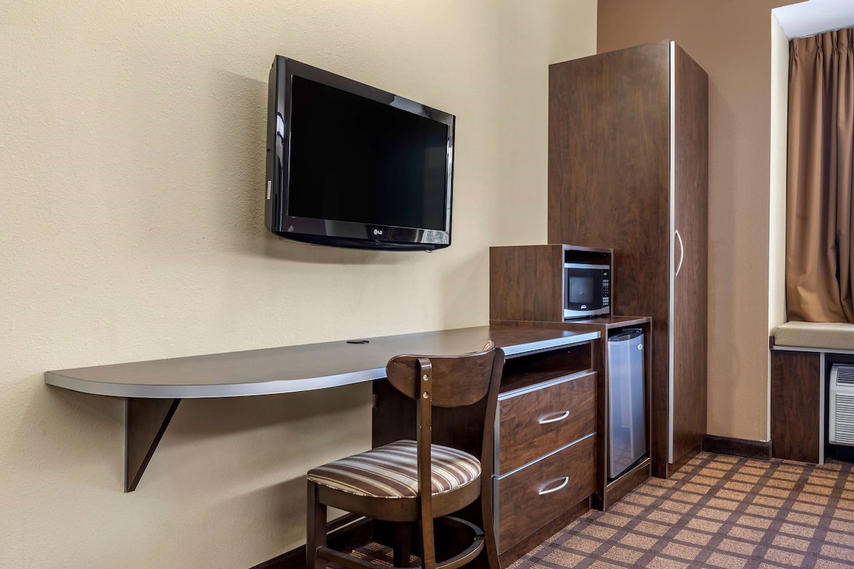 in-room safe, desk, iron/ironing board, free cots/infant beds