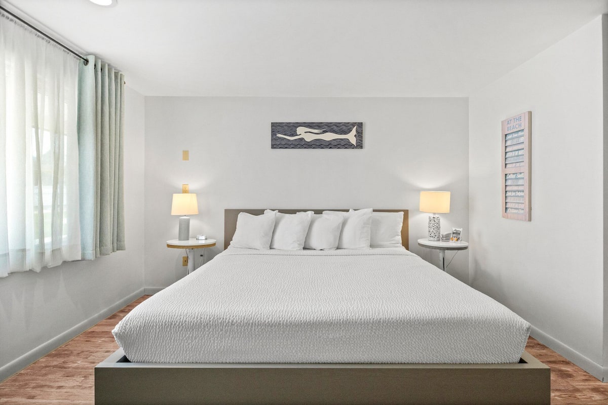 Superior Room, 1 King Bed | 1 bedroom, premium bedding, in-room safe, desk