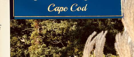Indicador del Eagle Wing Inn a Cape Cod, amb el logotip d'un veler.