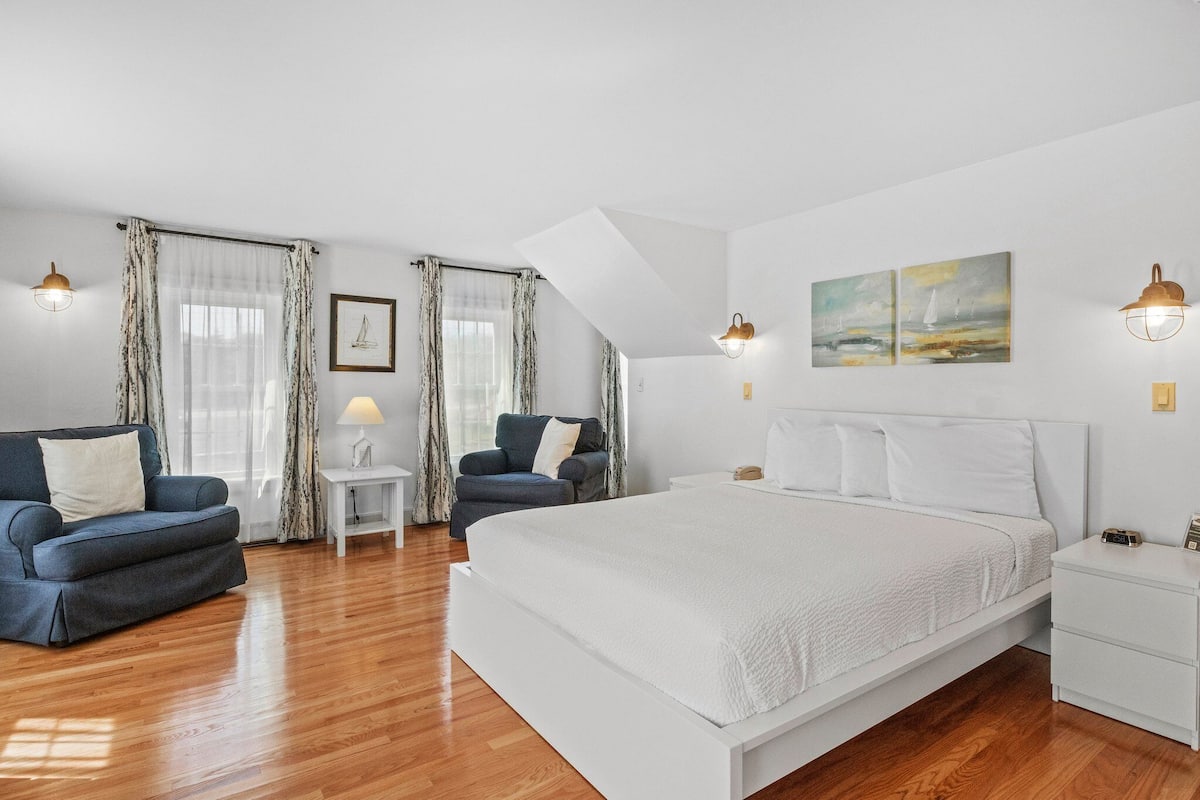 Captain Linnell Queen | 1 bedroom, premium bedding, in-room safe, desk