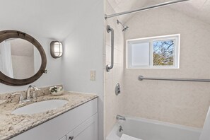 Nauset Light House (Stairs Involved) | Bathroom | Combined shower/tub, free toiletries, hair dryer, towels