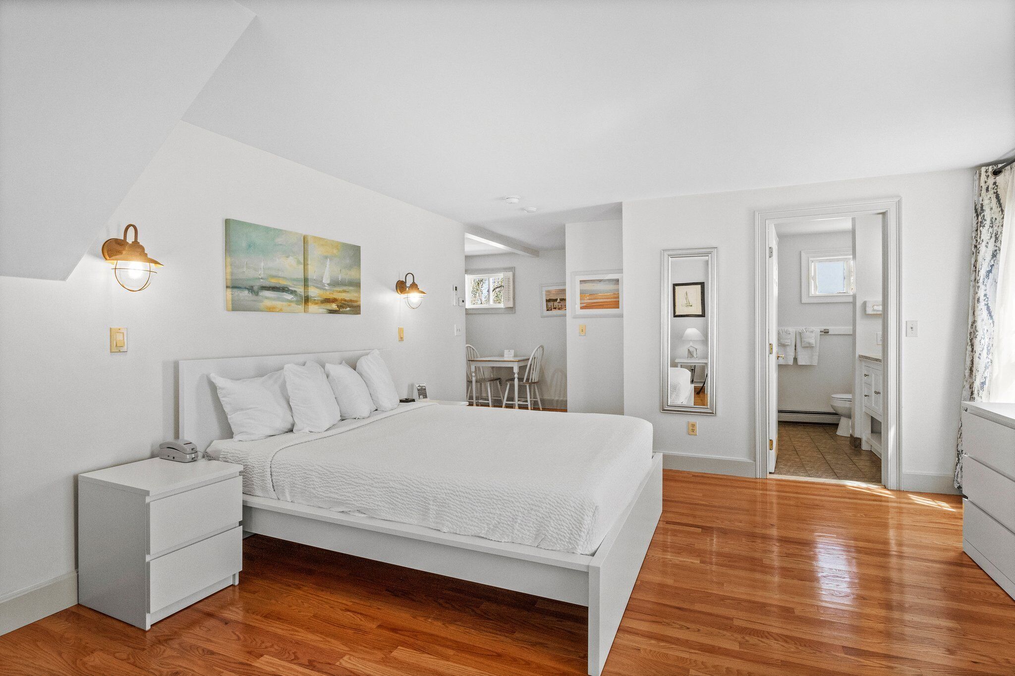 Premium bedding, in-room safe, desk, laptop workspace