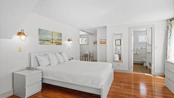 Premium bedding, in-room safe, desk, laptop workspace