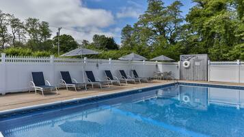 Alberca al aire libre y camastros