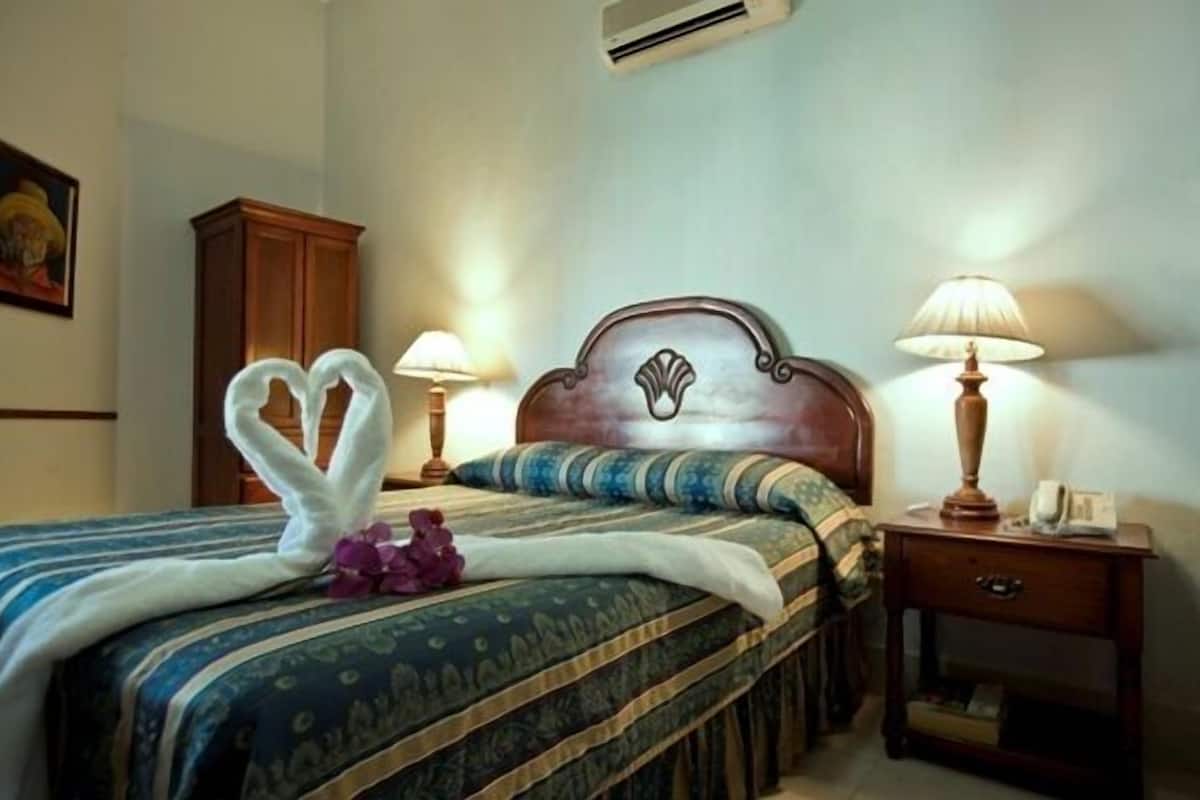Standard Double Room | Premium bedding, down comforters, in-room safe, laptop workspace
