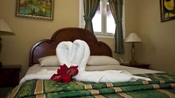 Standard - kahden hengen huone | Ylelliset vuodevaatteet, untuvapeitot, tallelokero huoneessa