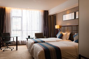 Escritorio, wifi gratis, ropa de cama y despertador