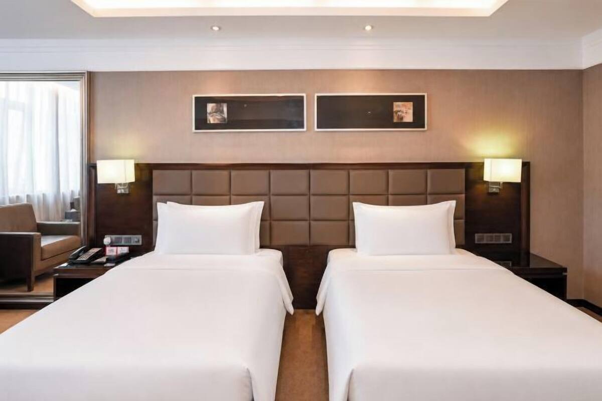 Escritorio, wifi gratis, despertador y ropa de cama