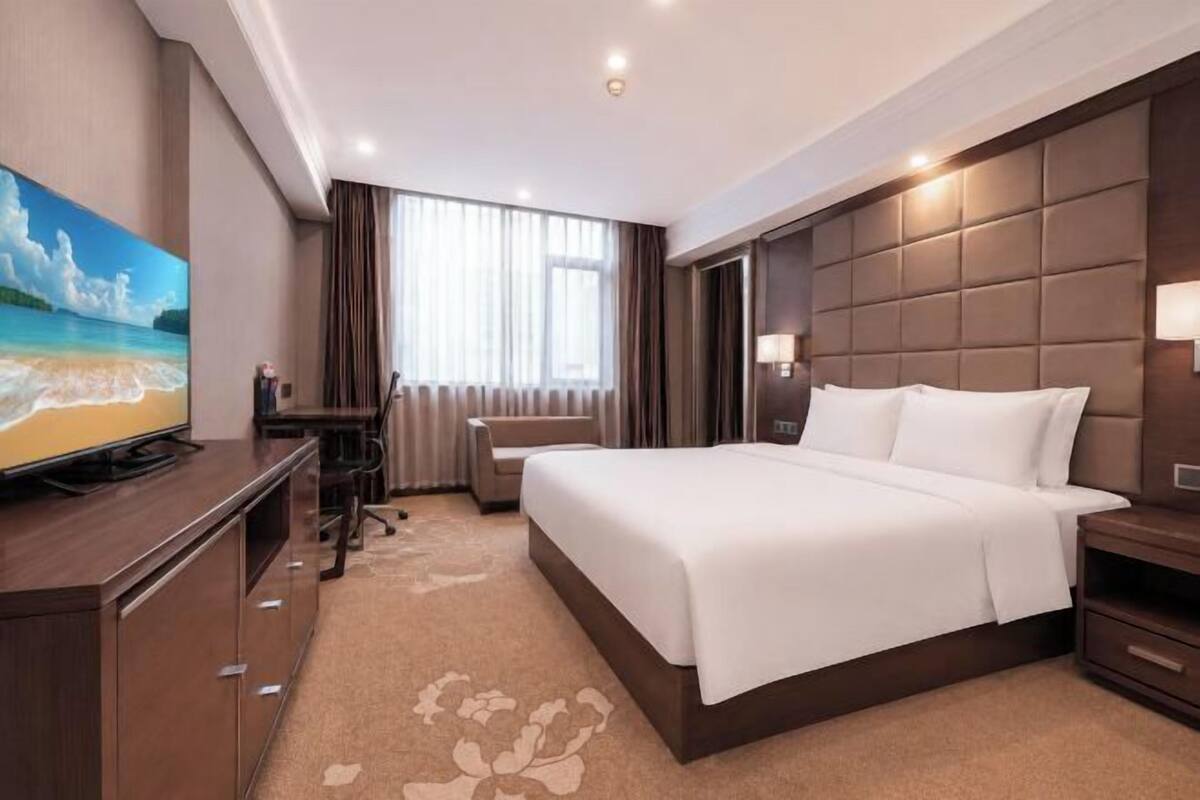 Escritorio, wifi gratis, despertador y ropa de cama