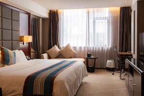 Escritorio, wifi gratis, ropa de cama y despertador