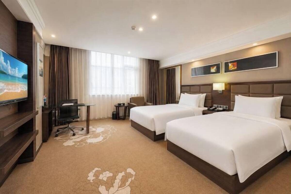 Escritorio, wifi gratis, despertador y ropa de cama