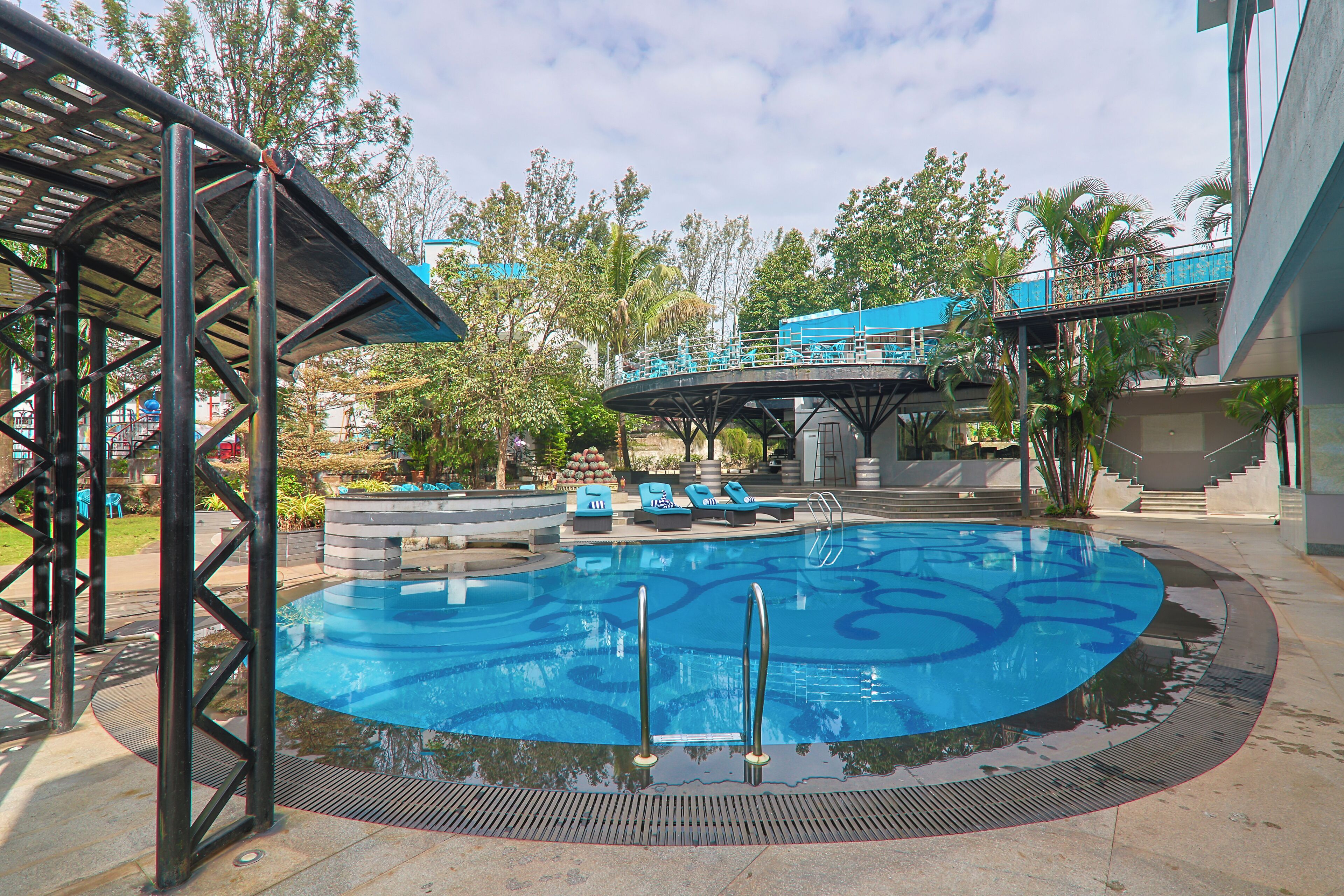 Outdoor pool, sun loungers
