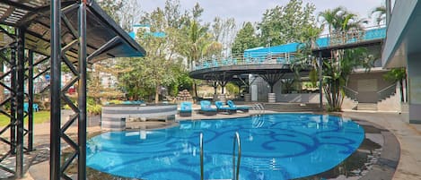 Piscine extérieure, chaises longues