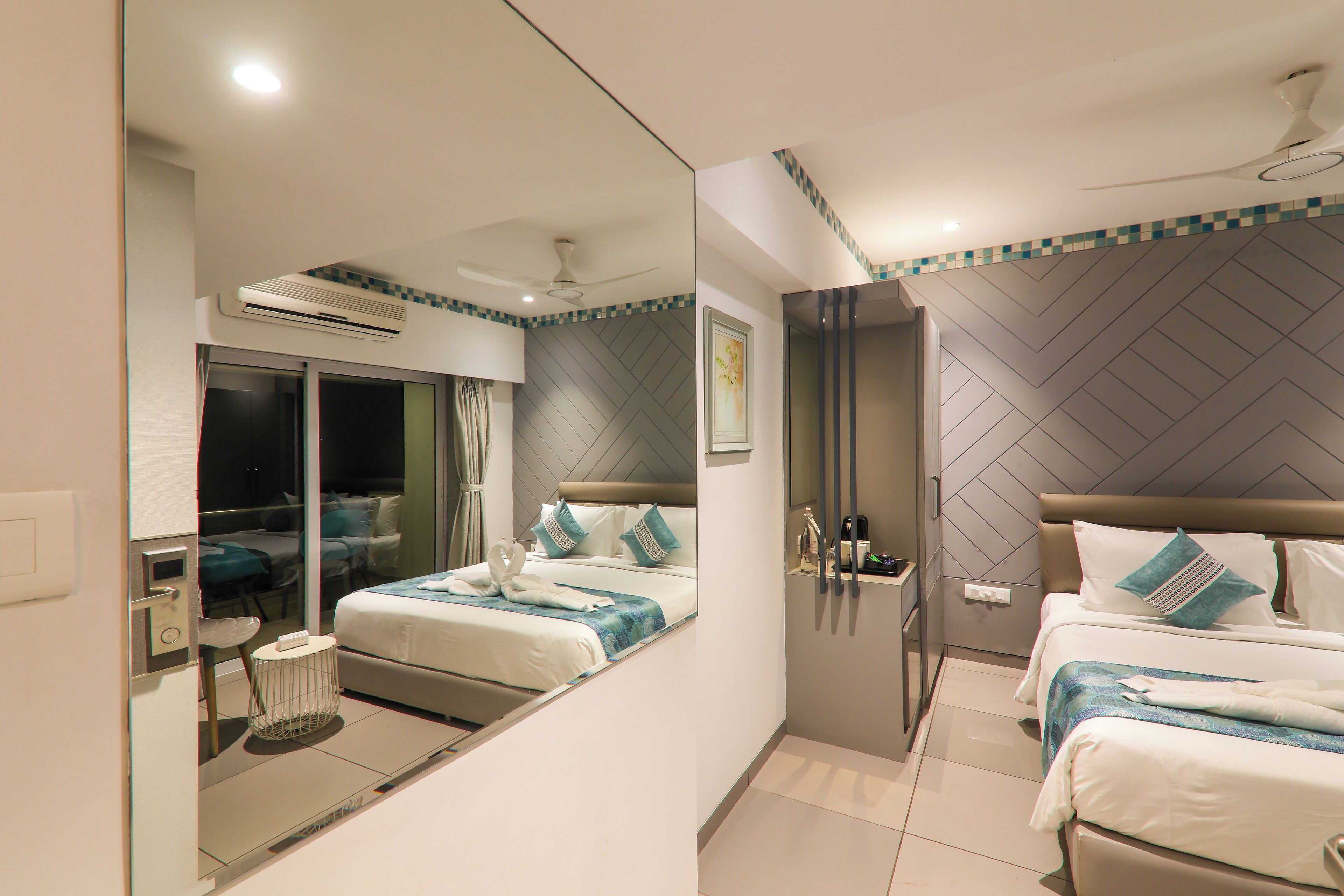 Dew Drop With Balcony | 1 bedroom, in-room safe, desk, blackout drapes