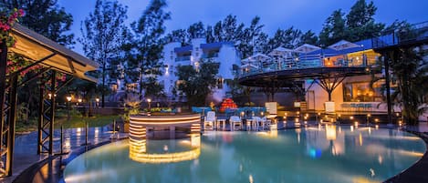 Outdoor pool, sun loungers