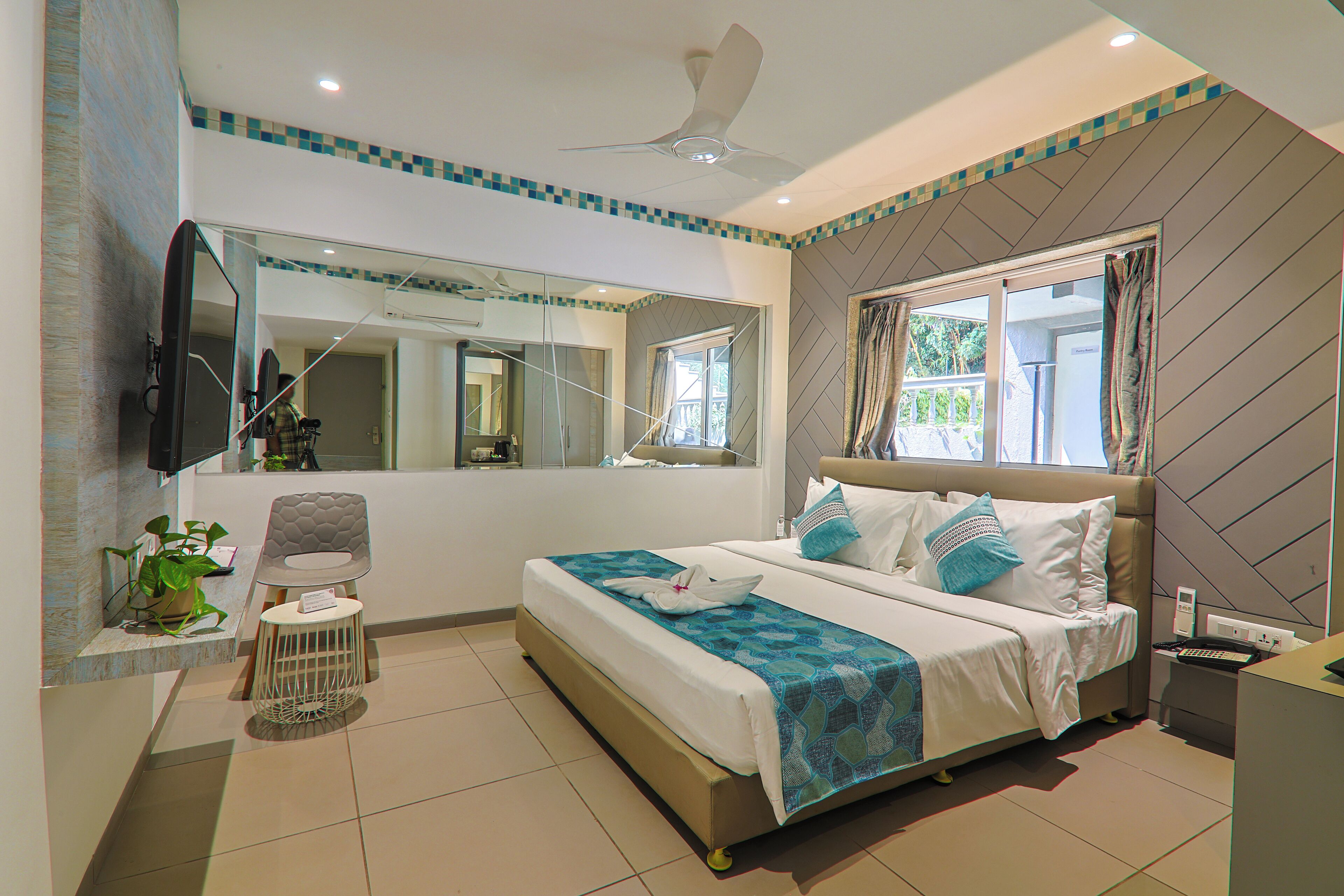 1 habitación, caja de seguridad en la habitación y escritorio 