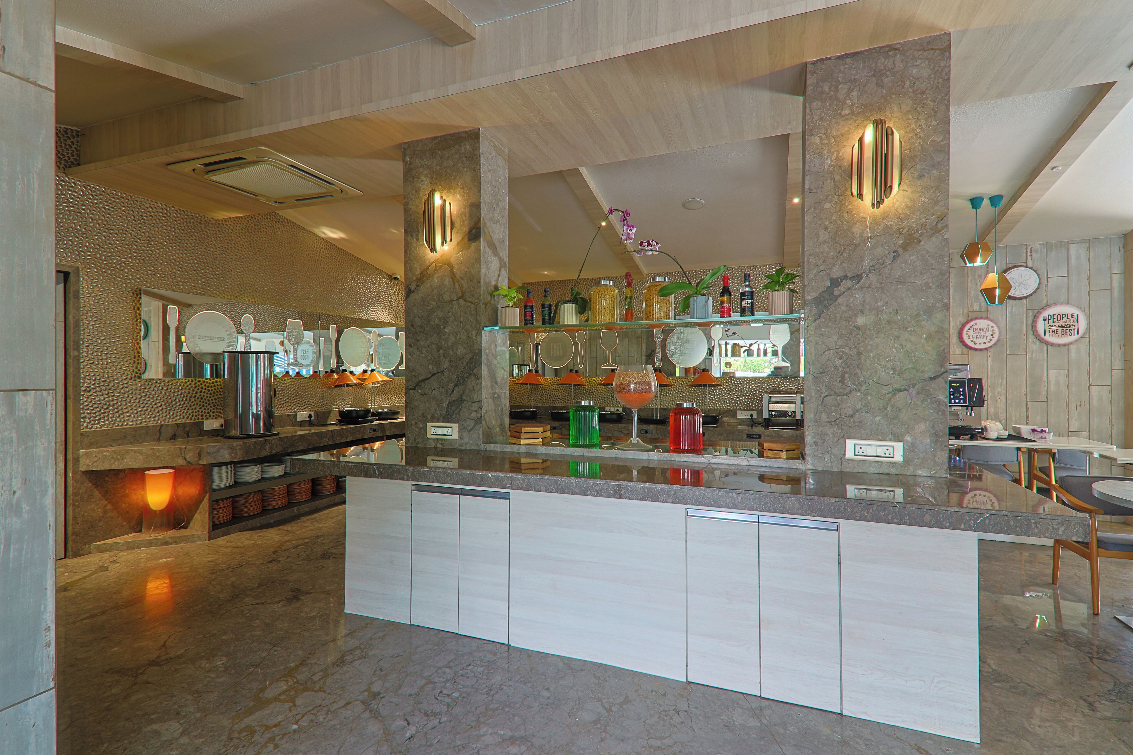 每日供应自助式早餐（每人 INR 443）