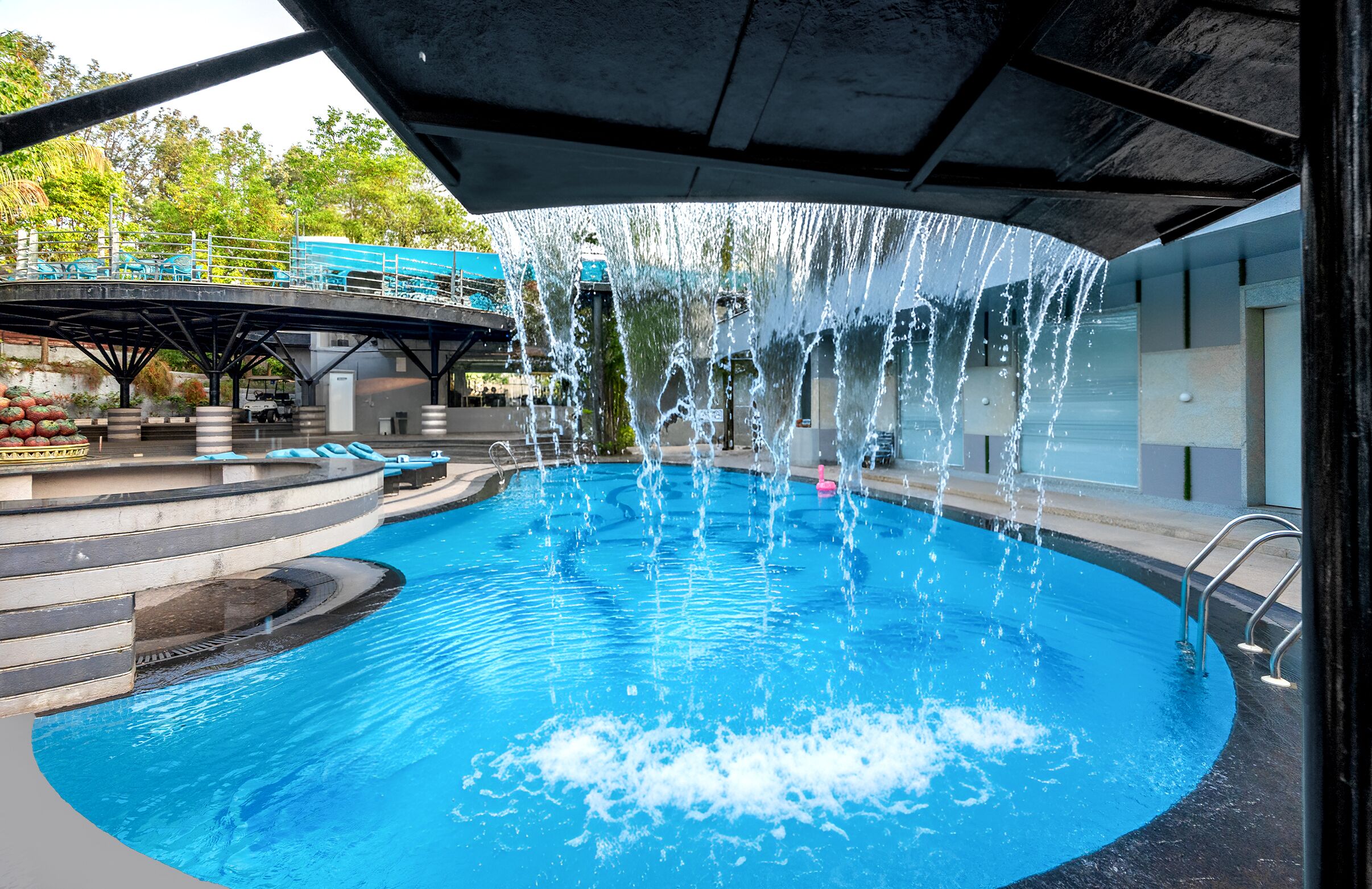 Una piscina al aire libre, tumbonas