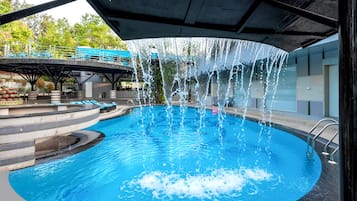 Una piscina al aire libre, tumbonas