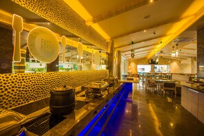 Daily buffet breakfast (INR 443 per person)