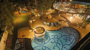 Una piscina al aire libre, sillones reclinables de piscina