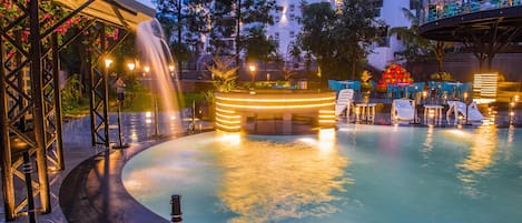 Piscina all'aperto, lettini