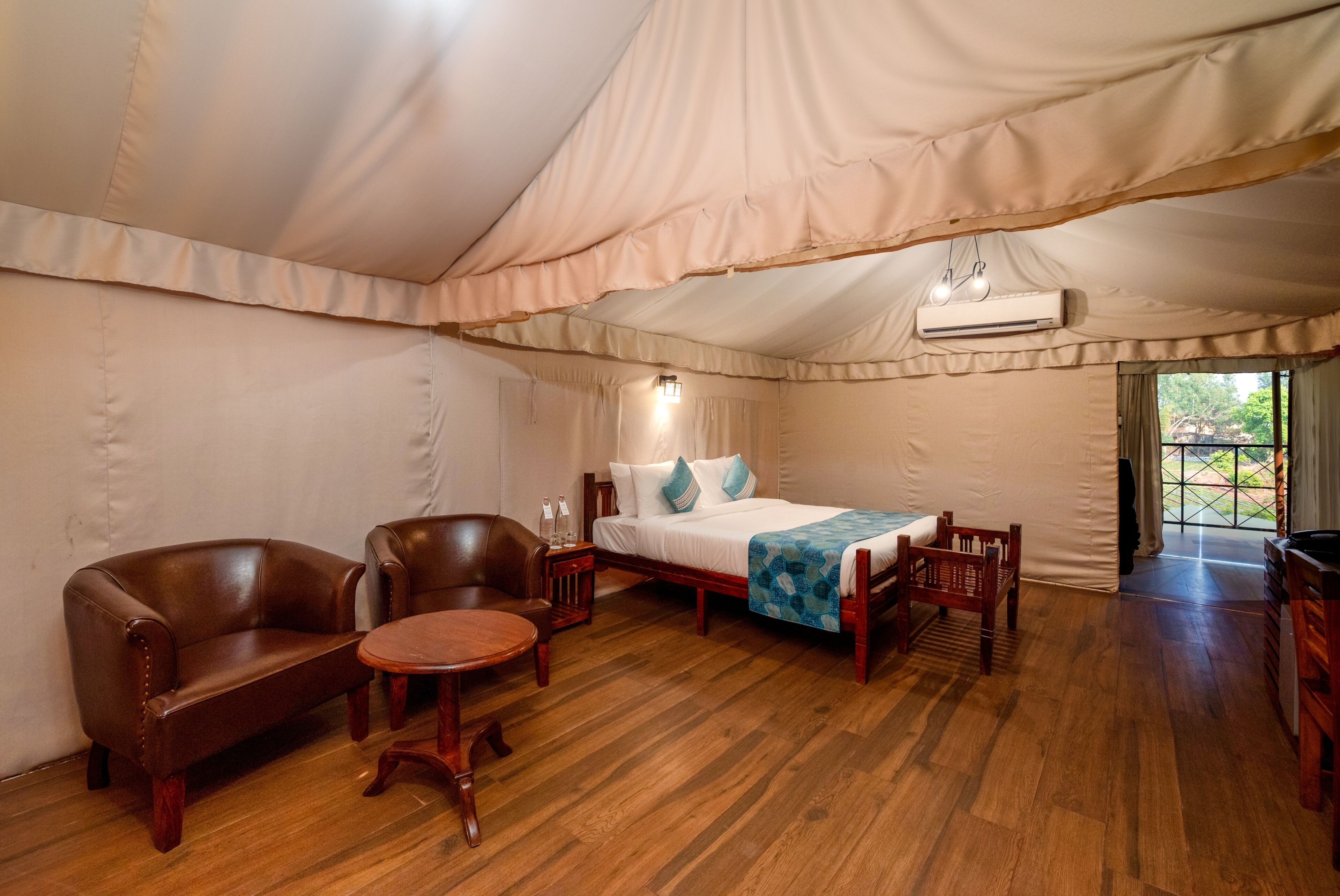 Tienda Premier | 1 dormitorio, caja fuerte, escritorio y cortinas opacas