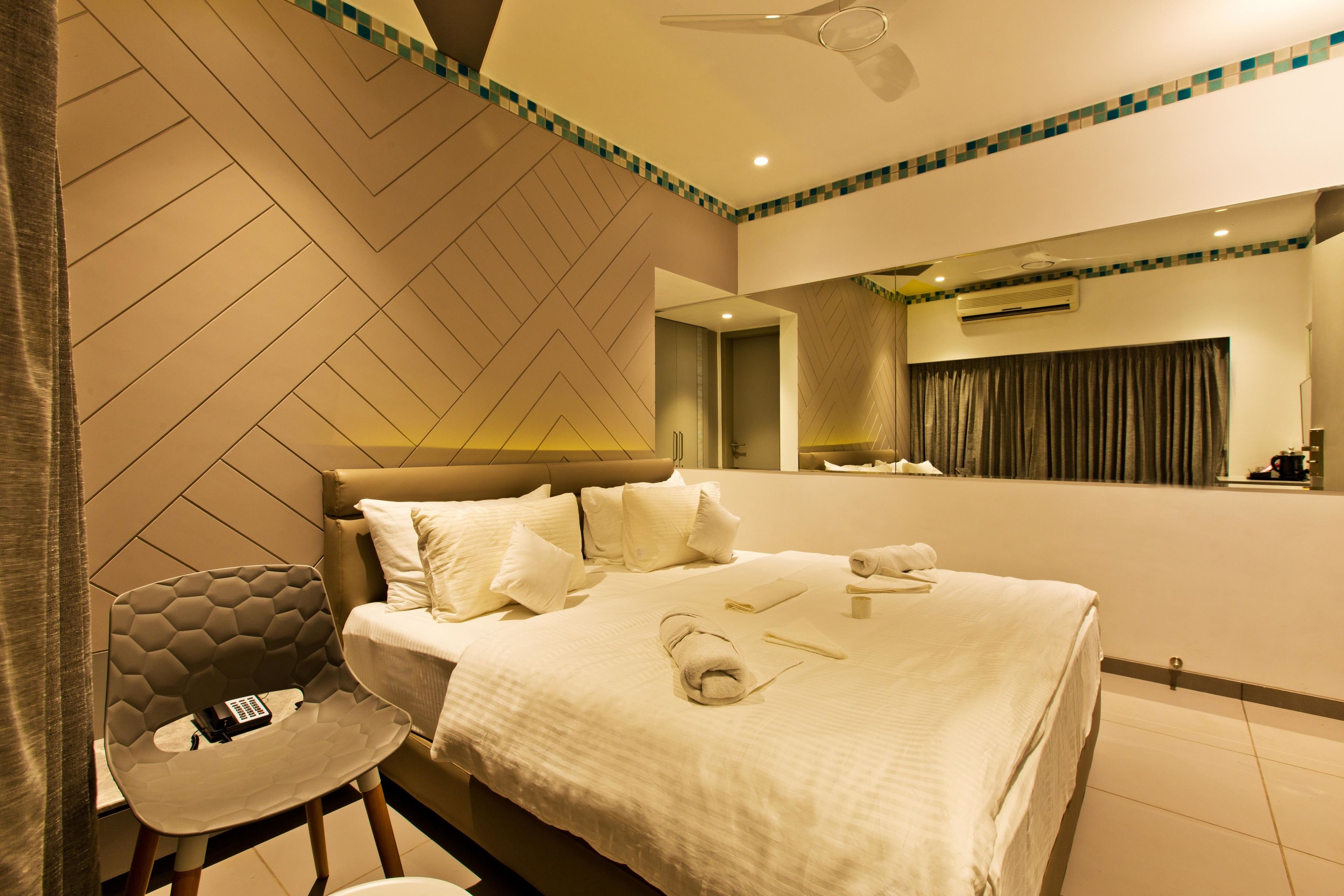 Dew Drop Room | 1 bedroom, in-room safe, desk, blackout drapes