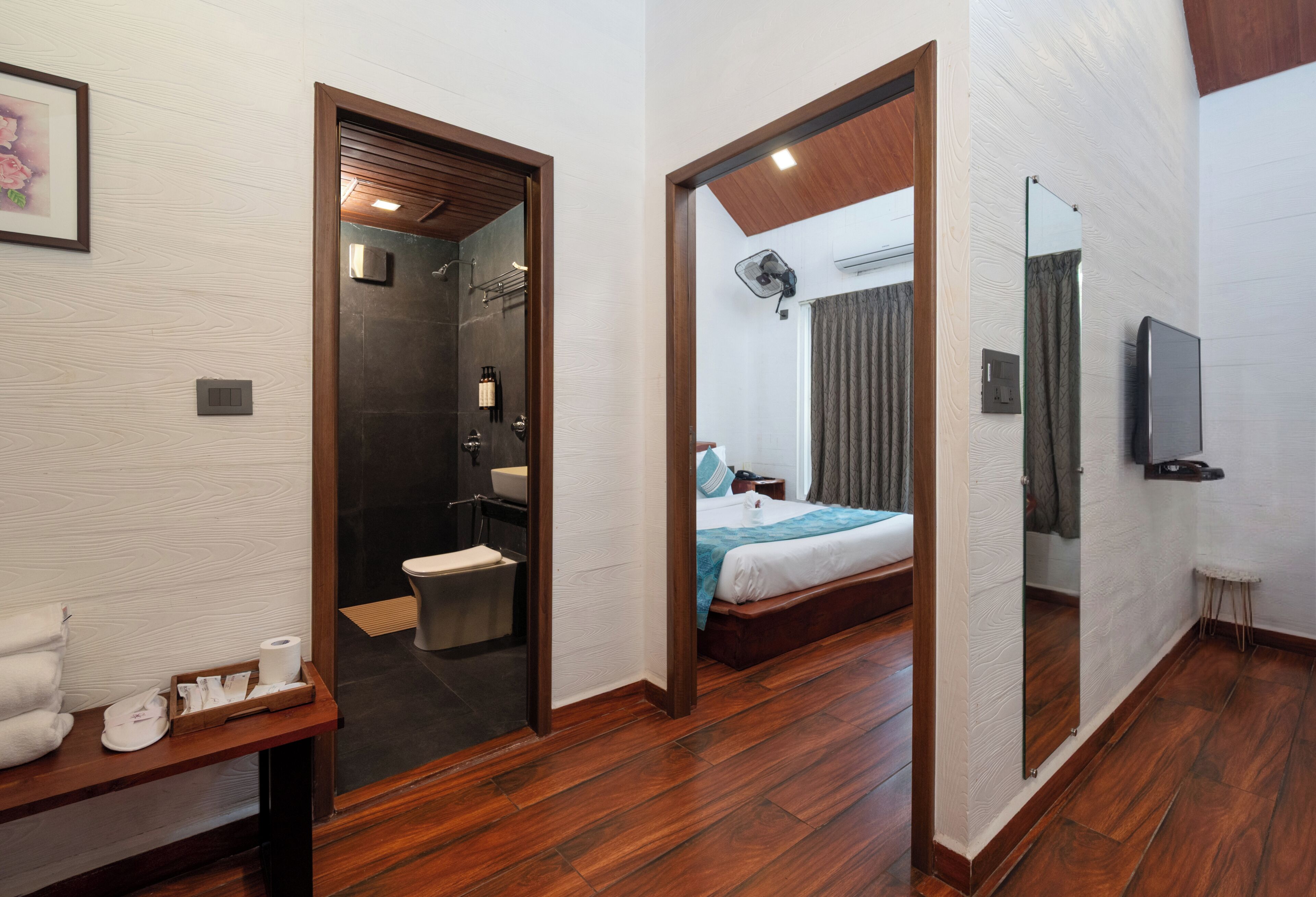 Suite estudio de lujo | 1 dormitorio, caja fuerte, escritorio y cortinas opacas