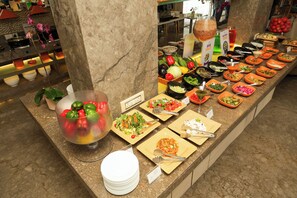 Buffet déjeuner servi tous les jours en supplément