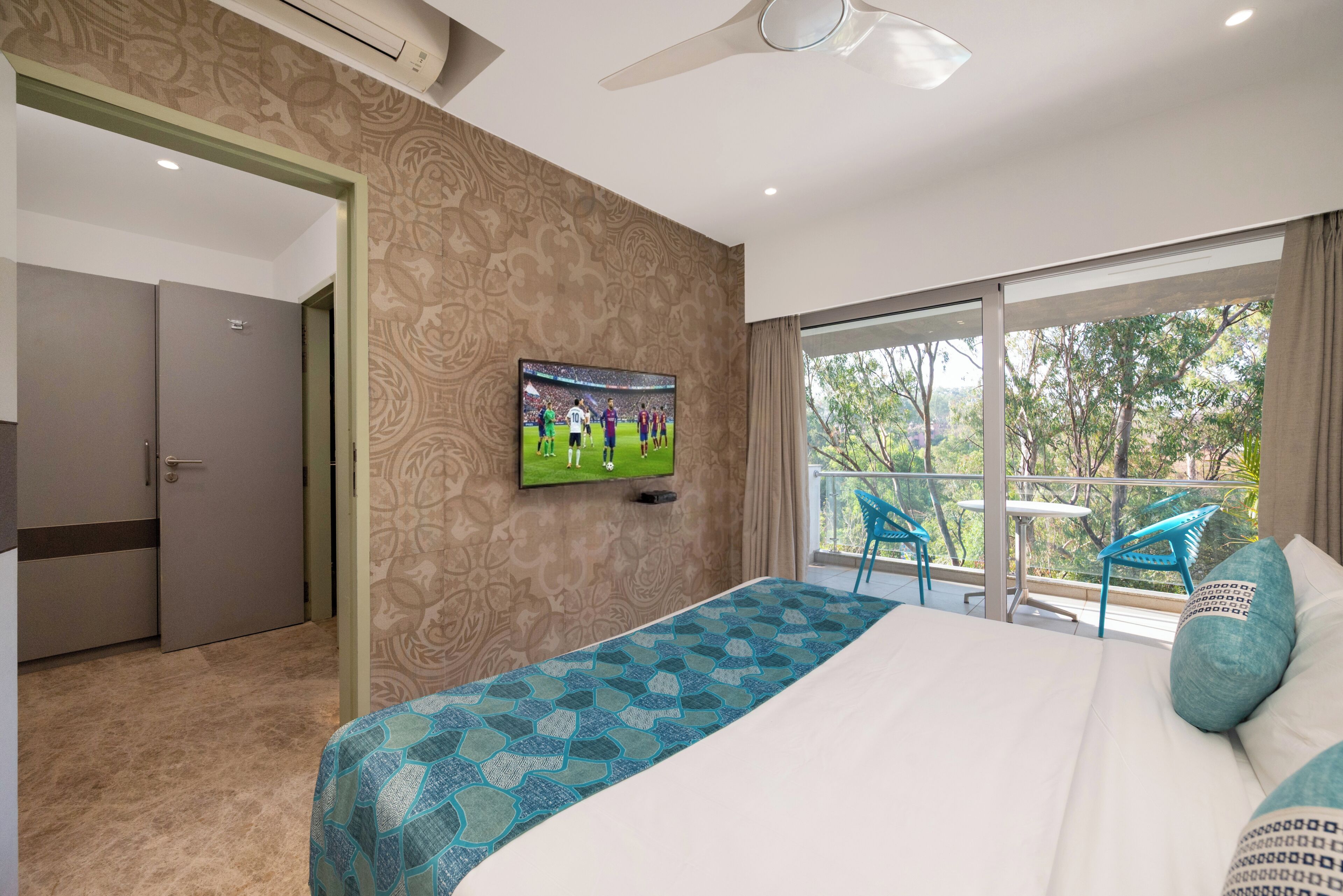 Habitación Club | 1 dormitorio, caja fuerte, escritorio y cortinas opacas