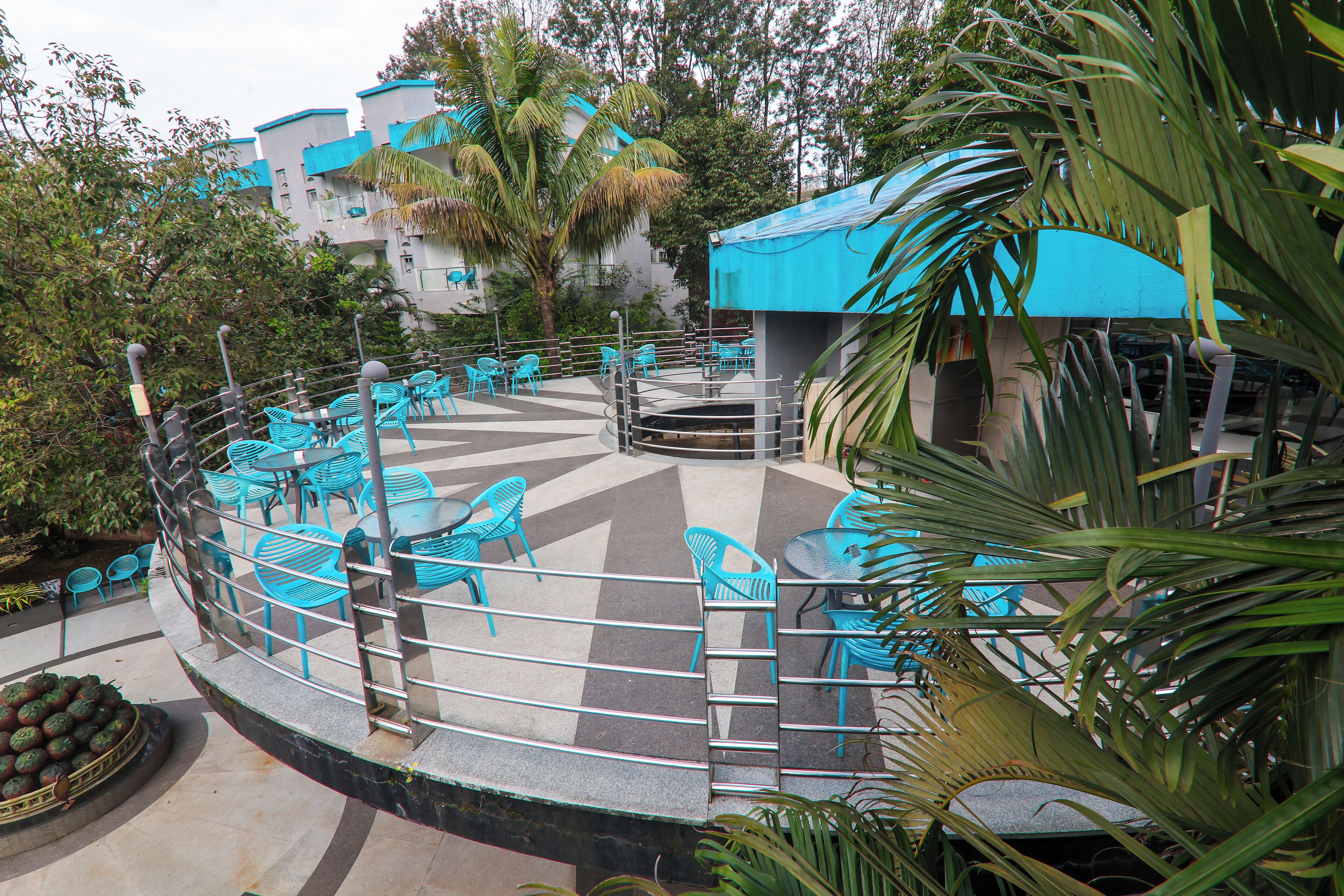 室外游泳池，日光浴躺椅