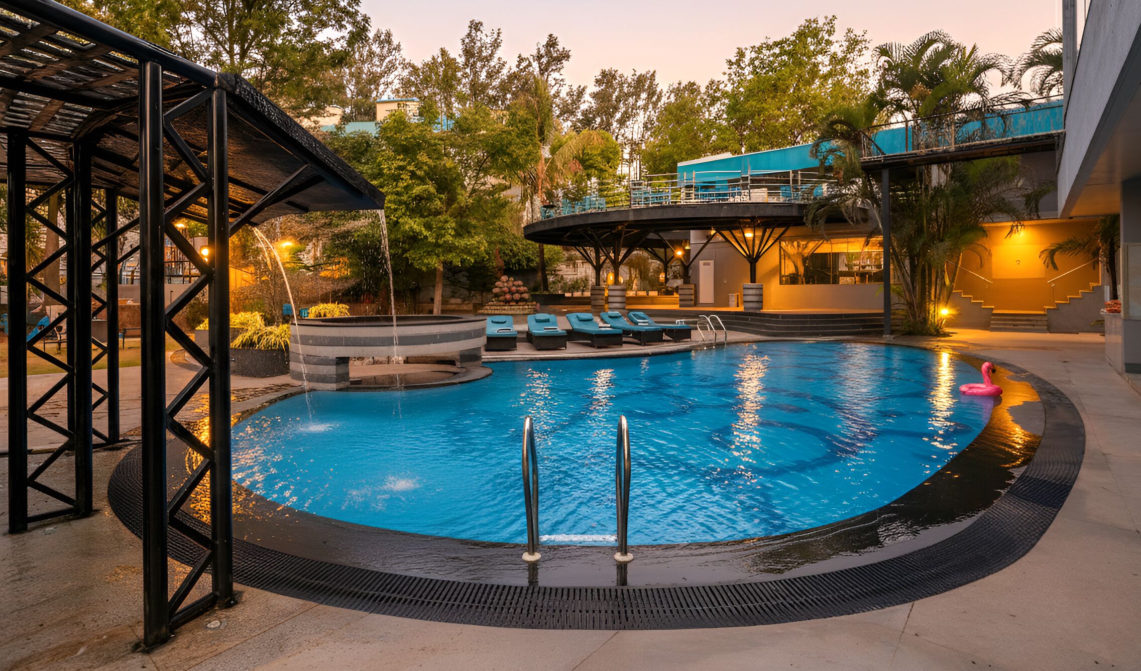 Una piscina al aire libre, sillones reclinables de piscina