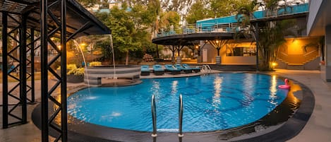 Outdoor pool, pool loungers