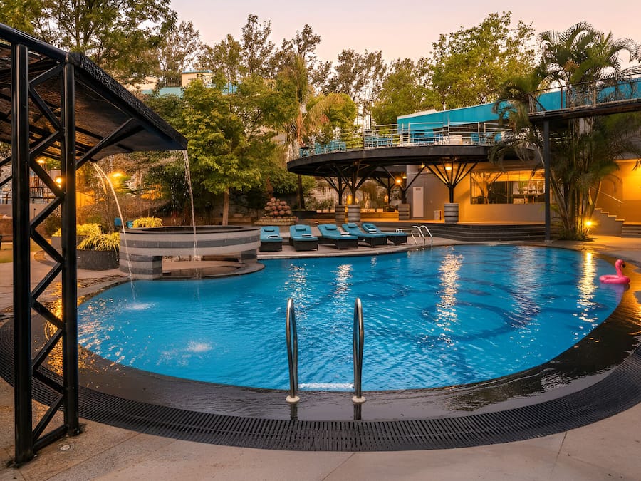 Utendørsbasseng og solsenger