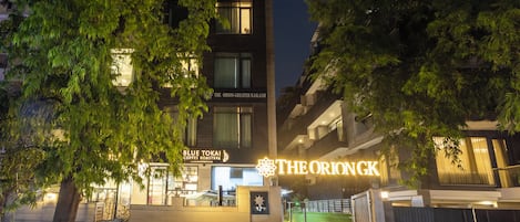 Fachada da propriedade à noite