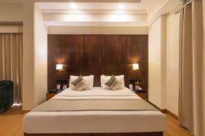 Kamar Premium, 1 Tempat Tidur King | Seprai premium, brankas, dan didekorasi berbeda-beda