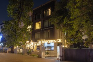 Vista frontal de la propiedad por la tarde o noche