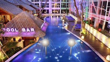 Piscine extérieure, chaises longues