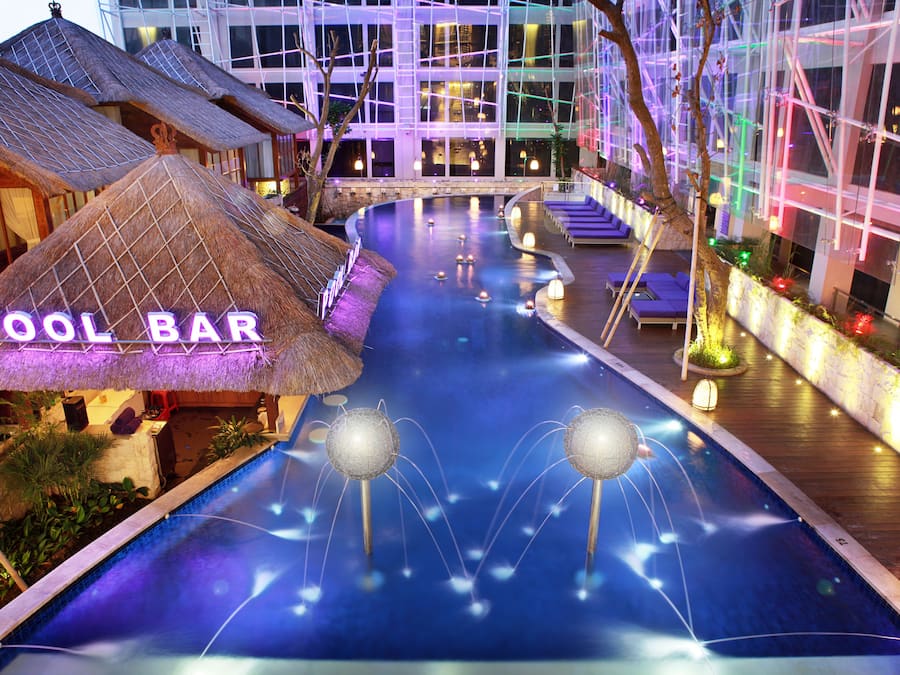 Een buitenzwembad, ligstoelen bij het zwembad