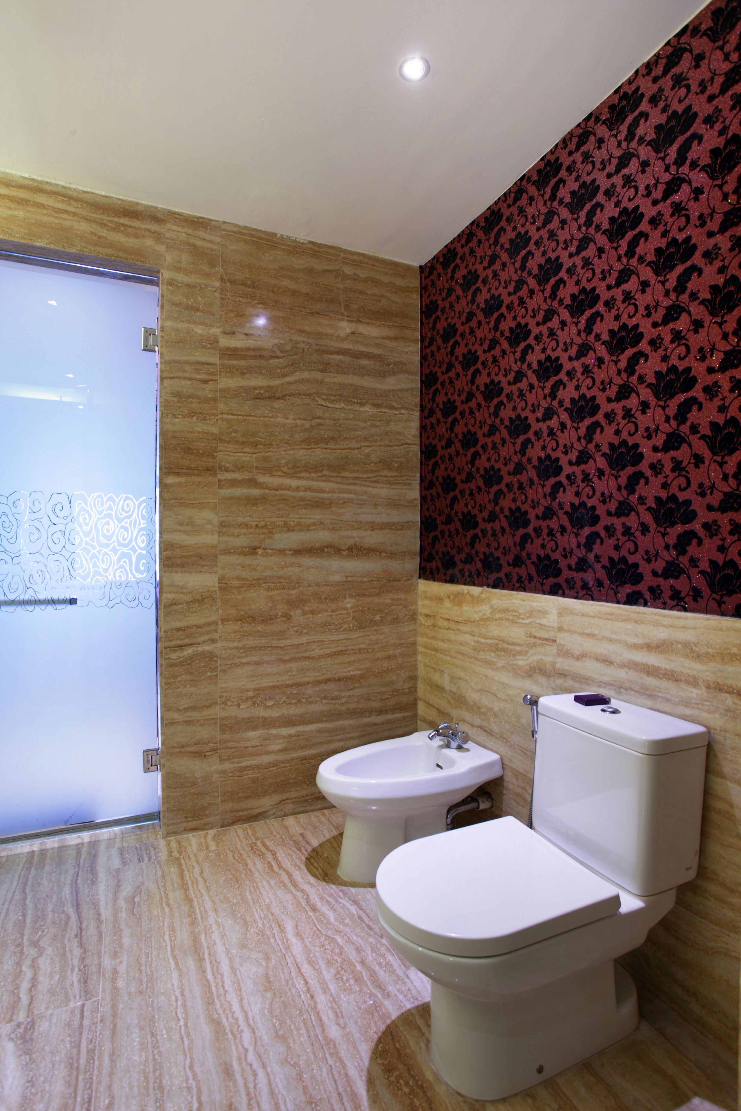 Ein modernes Badezimmer mit Toilette, Bidet und Spiegel.