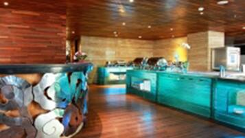 Petit déjeuner buffet (100000 IDR par personne)