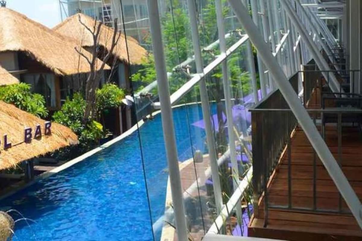 Una piscina al aire libre, sillones reclinables de piscina
