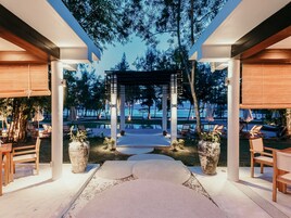 Bar junto a la piscina