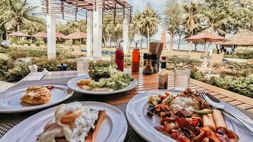Breakfast, lunch, dinner served; international cuisine, ocean views
