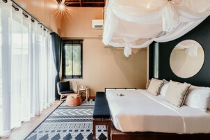 Minibar, caja de seguridad en la habitación y escritorio 