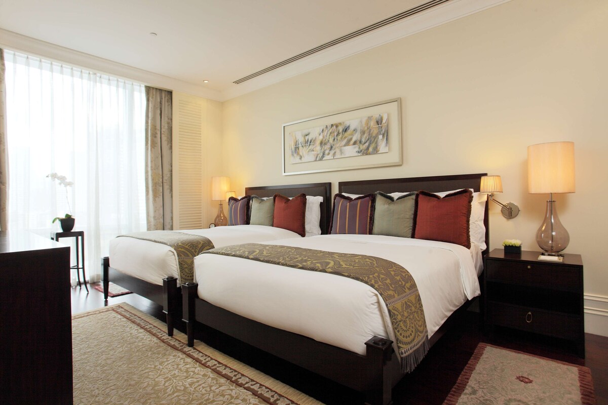 Premium bedding, in-room safe, desk, blackout drapes