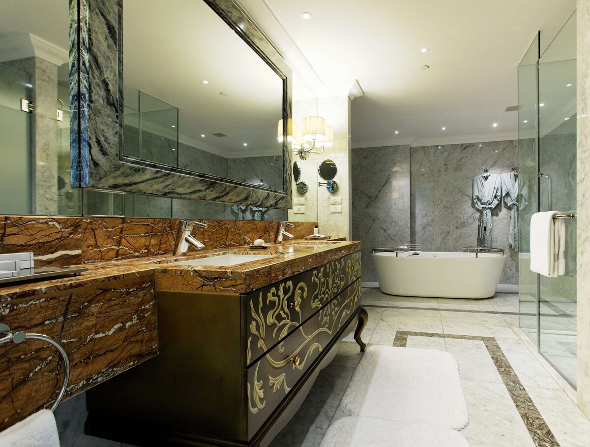 Separate tub and shower, deep soaking tub, rainfall showerhead