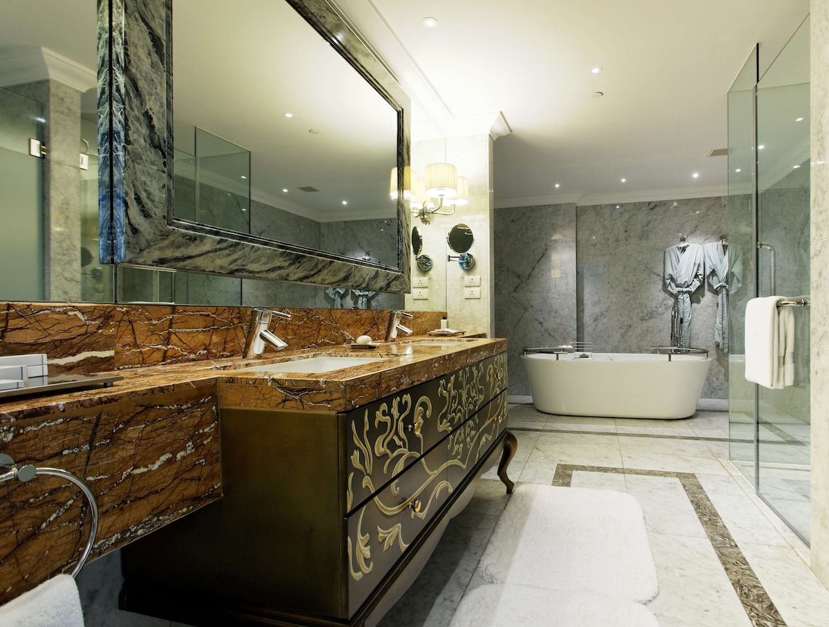 Separate tub and shower, deep soaking tub, rainfall showerhead